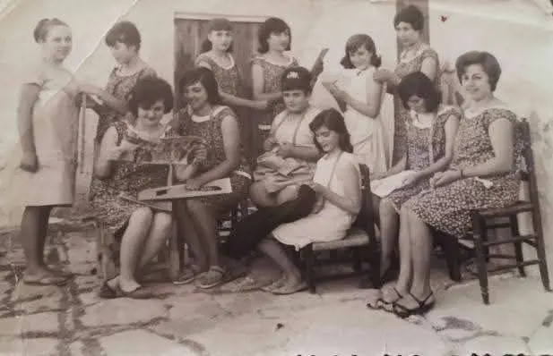 Mujeres en un taller de corte y confección.