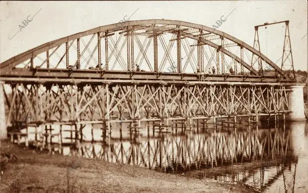 Un puente nuevo.  Un puente nuevo.