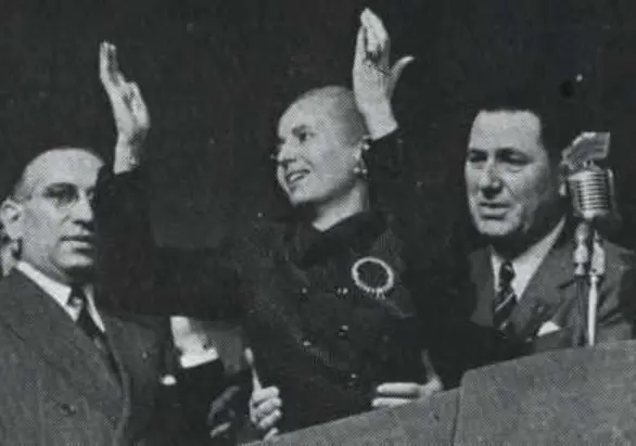 Perón sostiene a Evita en el acto del 1 de mayo