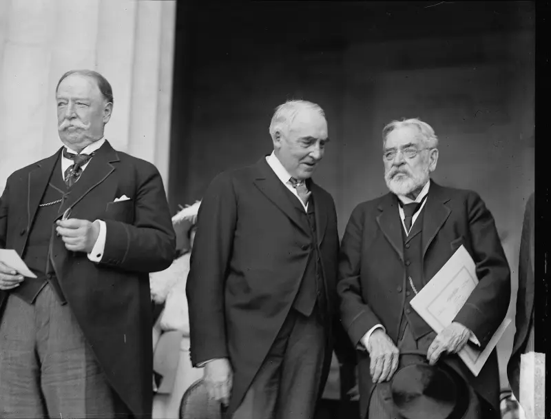 Taft (left) with President Warren G. Harding and Robert Lincoln at the dedication of the Lincoln Memorial