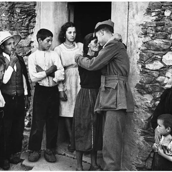 Hijo se despide de su madre,