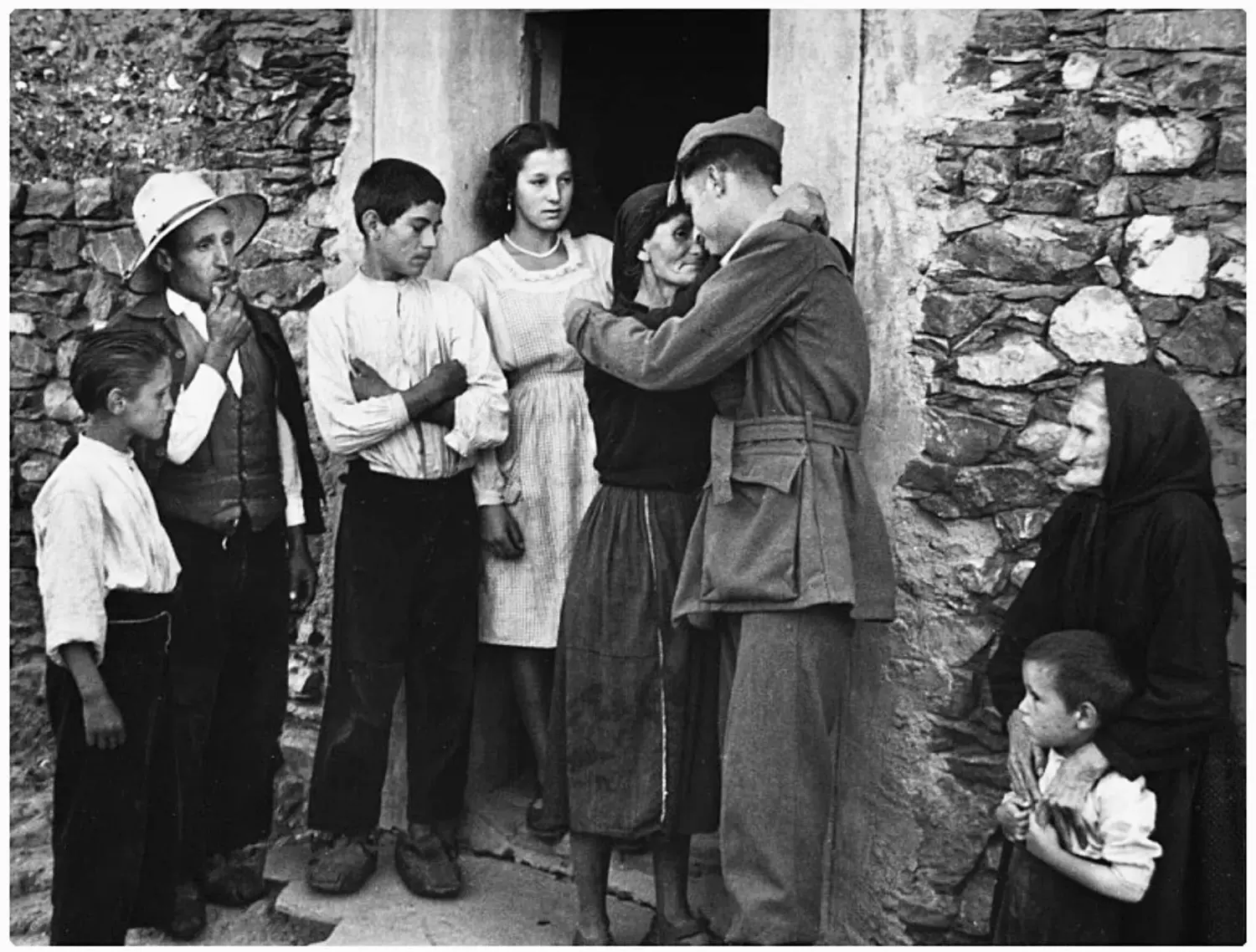 Hijo se despide de su madre,