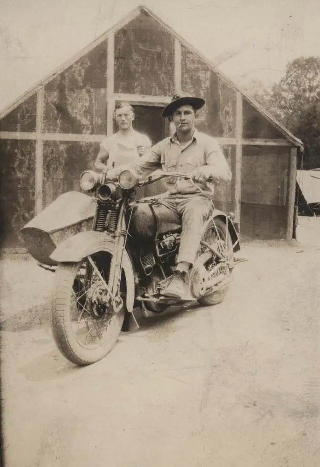Un marine y su motocicleta