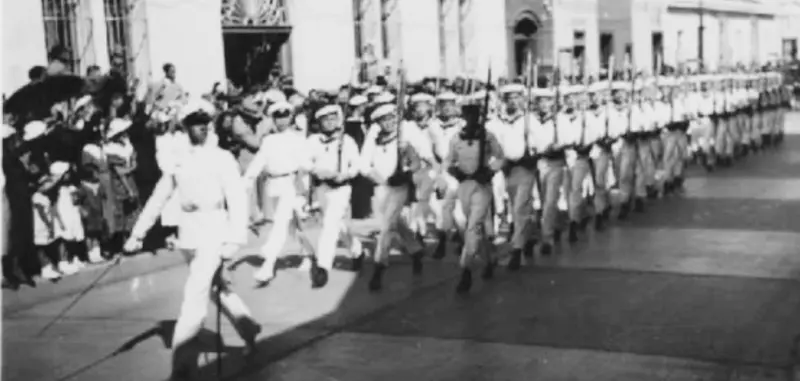 Marineros alemanes desfilando 