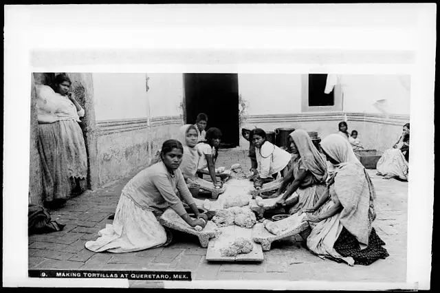 Mujeres haciendo tortillas en prisión,
