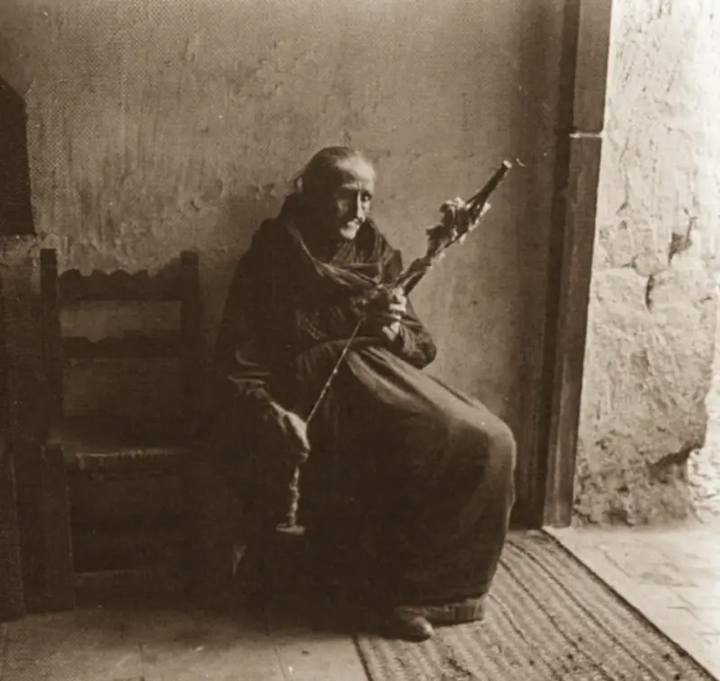 Retrato de una mujer hilando.