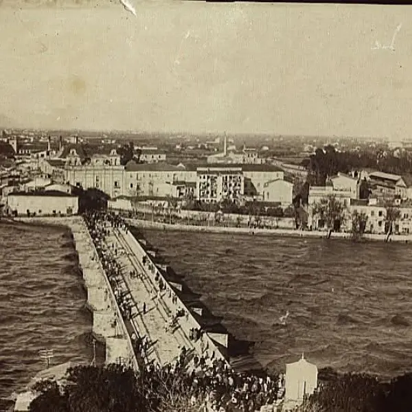 El río Turia a punto de desbordarse