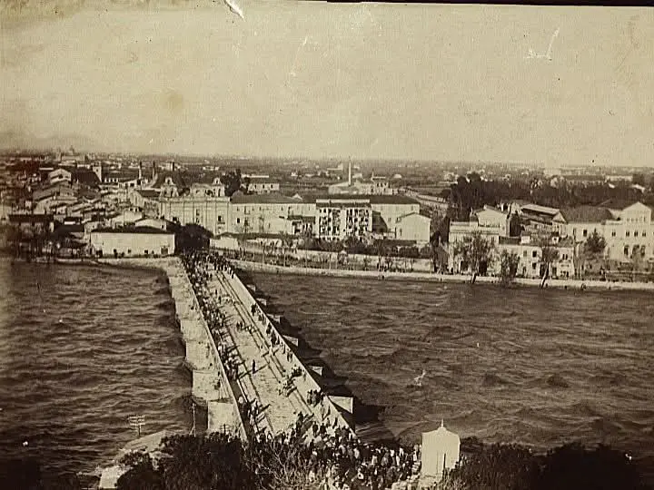 El río Turia a punto de desbordarse