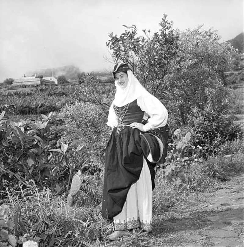 Señorita con traje típico en Breña Alta