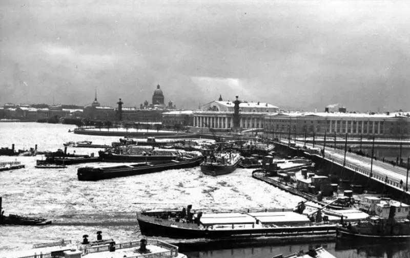 A pile of ships on the Stroiteley Bridge