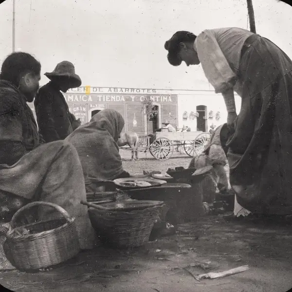 Una mujer compra alimentos 