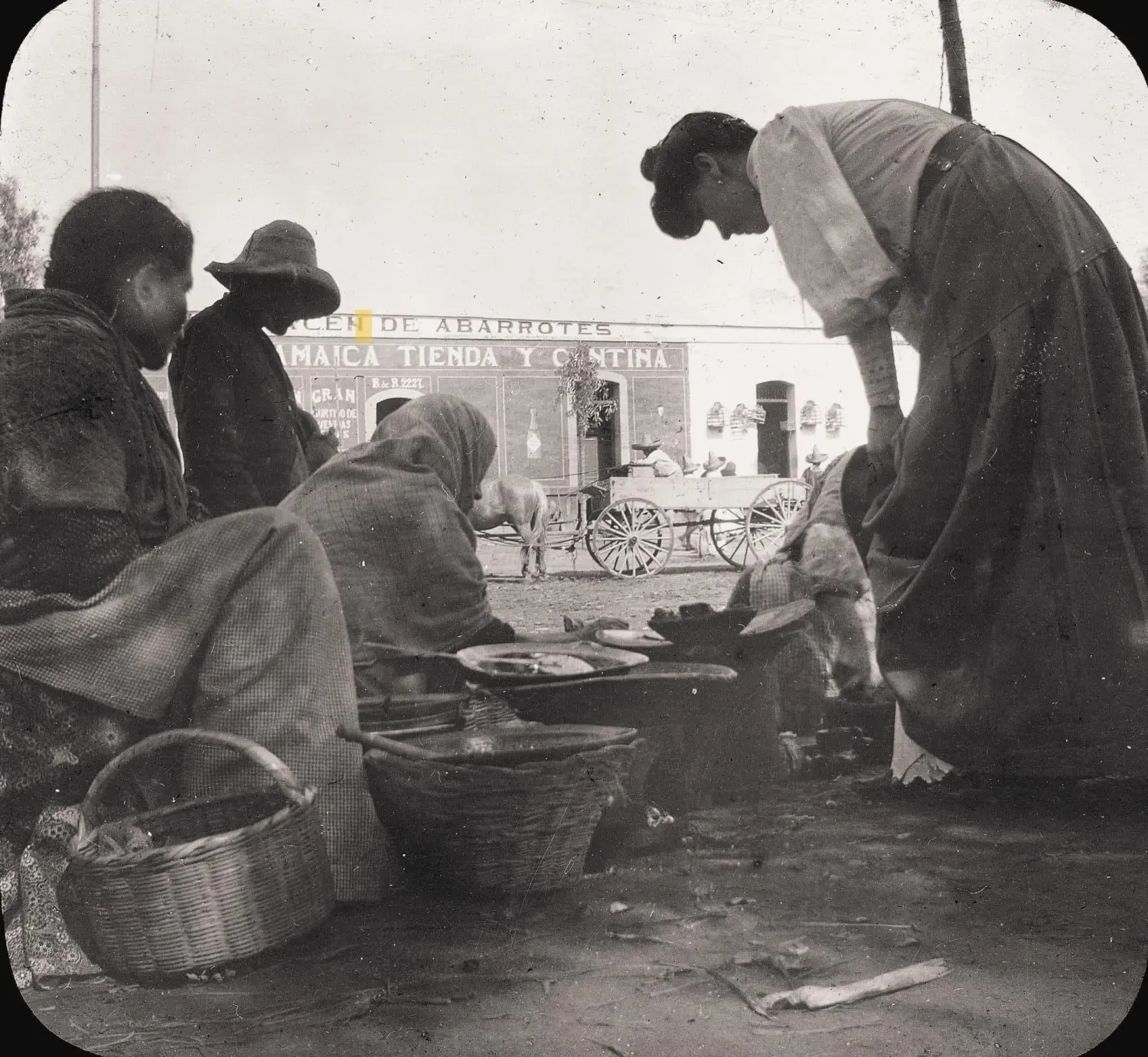 Una mujer compra alimentos 