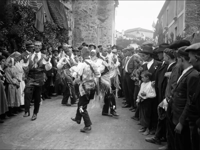 Grupo de hombres danzando 