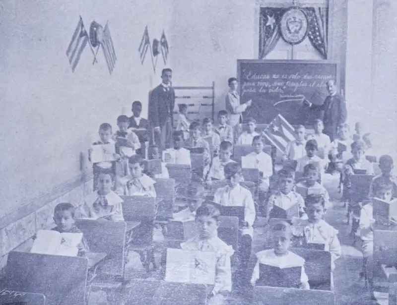Aula de una escuela pública para varones.