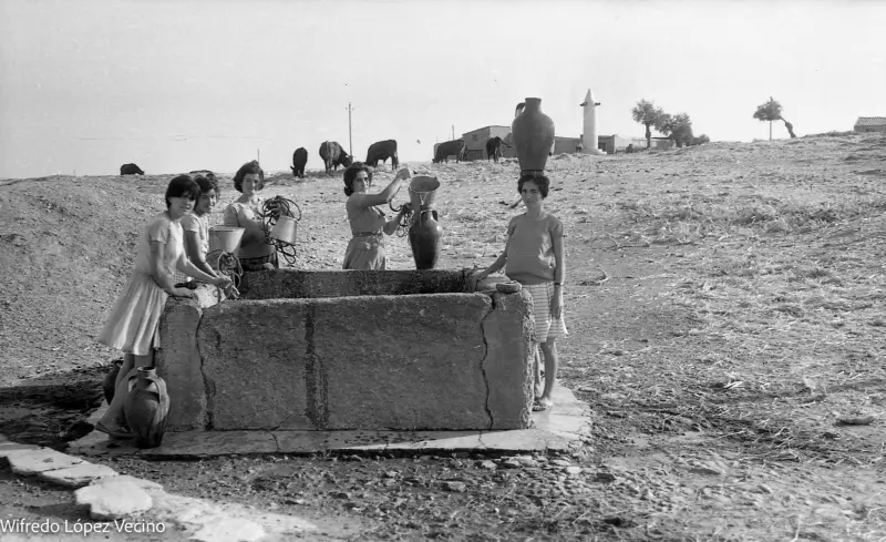 Aguadoras en la fuente del Junco.