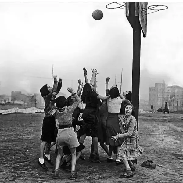Jugando al baloncesto 