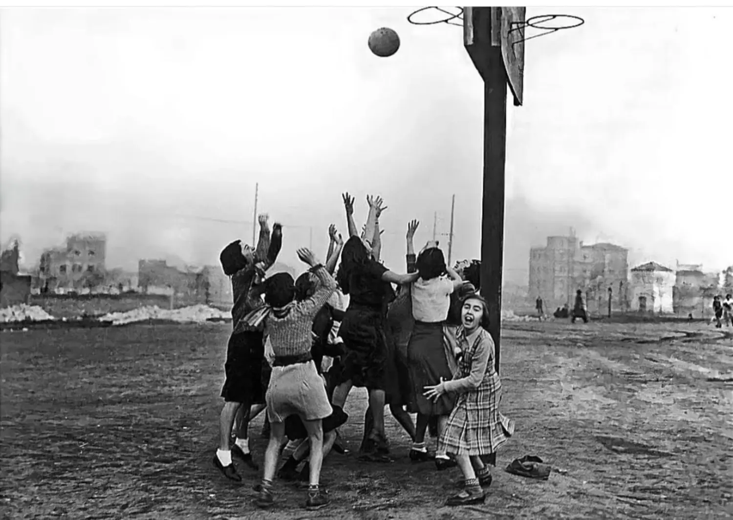 Jugando al baloncesto 