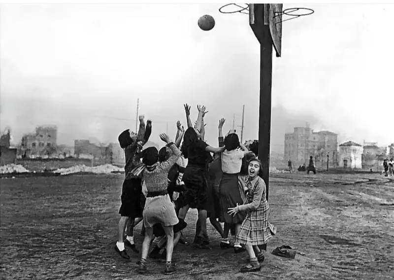 Jugando al baloncesto 