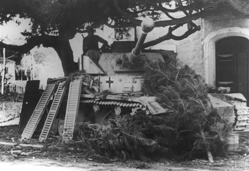 German Pz.Kpfw IV Ausf. H Camouflaged in Italy