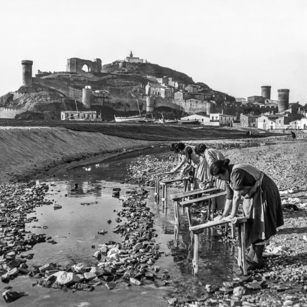 Mujeres lavando la ropa en un arroyo,
