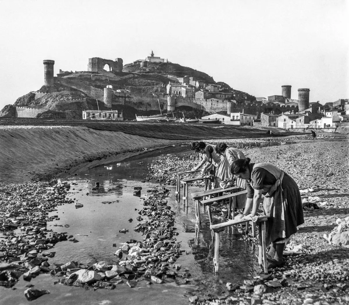 Mujeres lavando la ropa en un arroyo,