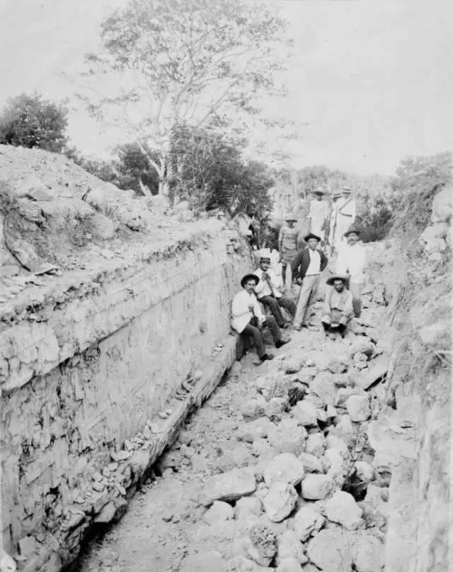 Excavación de relieves precolombinos en Acanceh. 