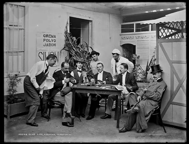 VIDA SOCIAL EN UN CLUB SELECTO