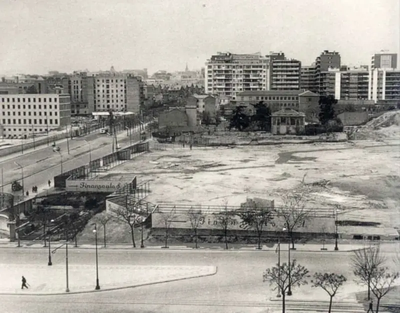 Castellana esquina Raimundo Fernández Villaverde. 