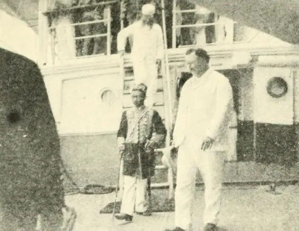 Sultan Jamalul Kiram II with William Howard Taft of the Philippine Commission