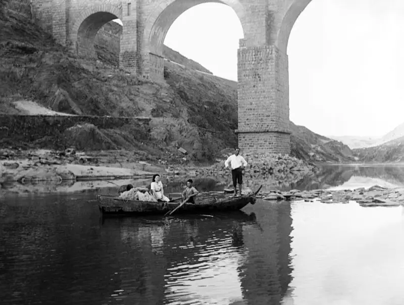 Pescando en barca en el Río Tajo,