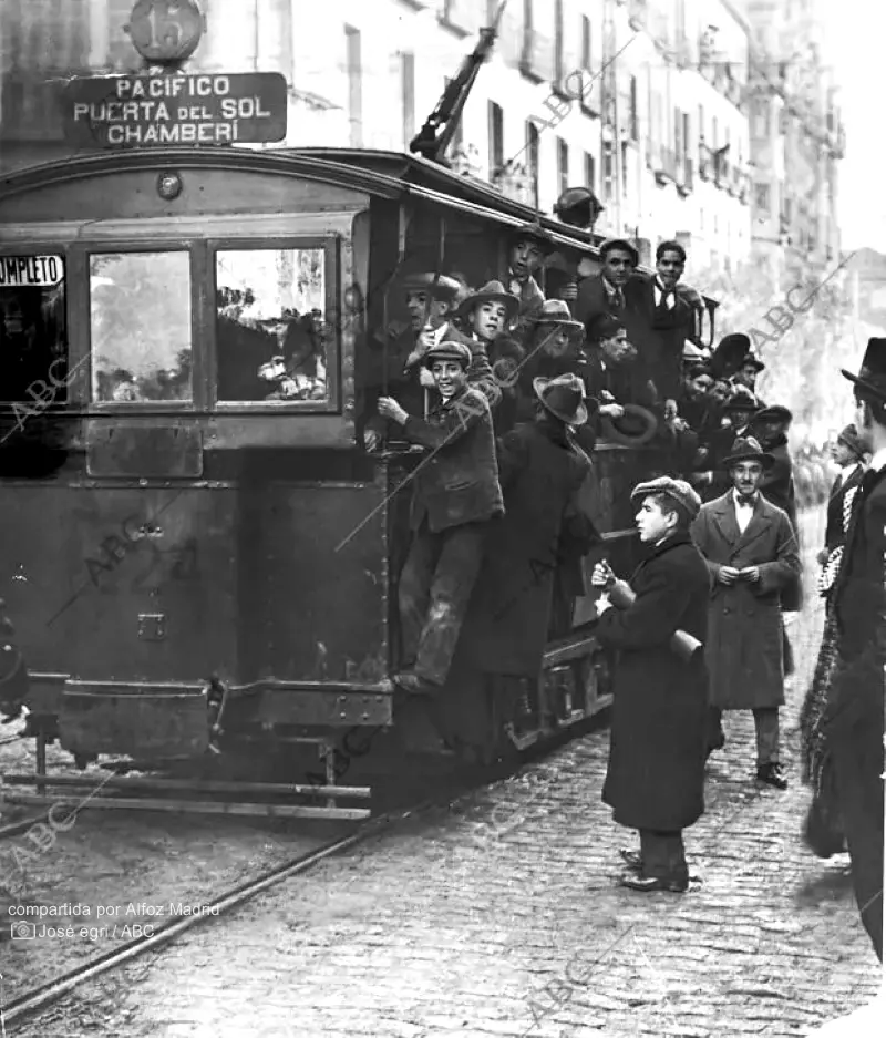 Estudiantes en tranvía