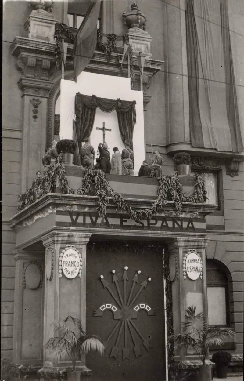 Jura de bandera por Falange de Vizcaya , en la fachada del hotel Carlton .