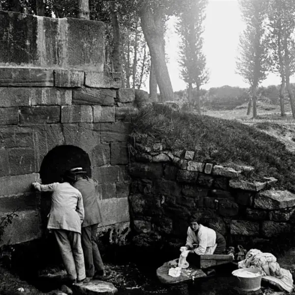 Lavandera en la fuente del Moro