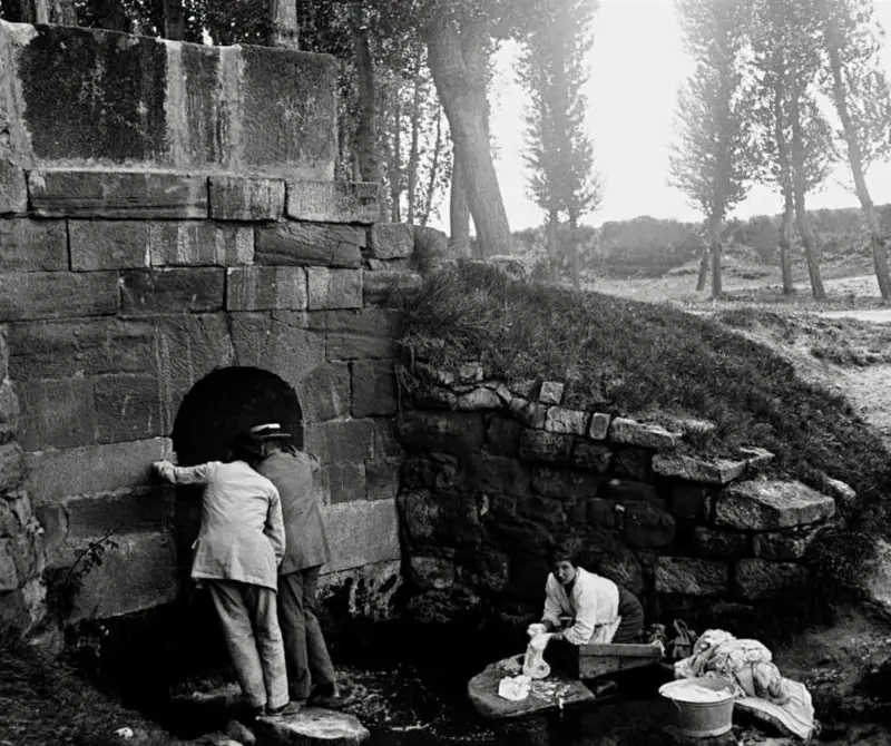 Lavandera en la fuente del Moro