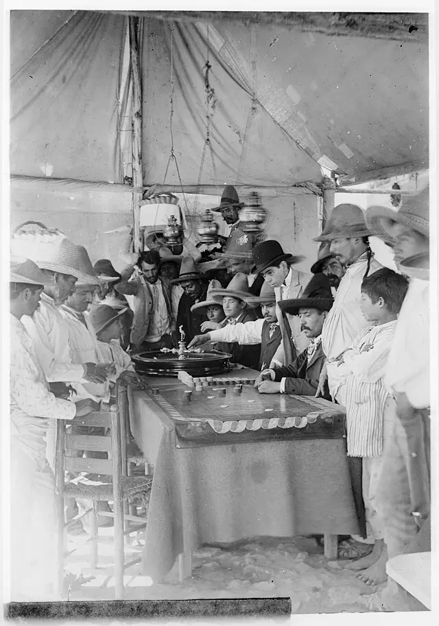 Jugadores de ruleta en una carpa
