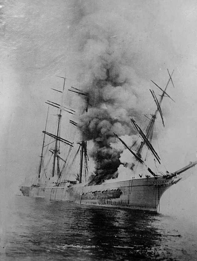 Fuego en el Pacífico: el velero Reliance arde frente a Iquique