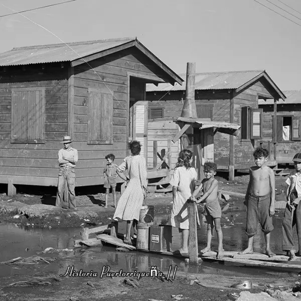 Niños y Adultos Recogiendo agua