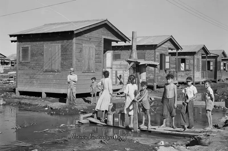 Niños y Adultos Recogiendo agua