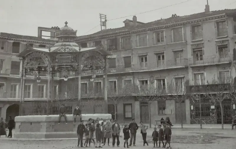 La Plaza de los Fueros ya con el quiosco de la música.