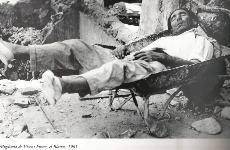 Hombre descansando a mediodía 