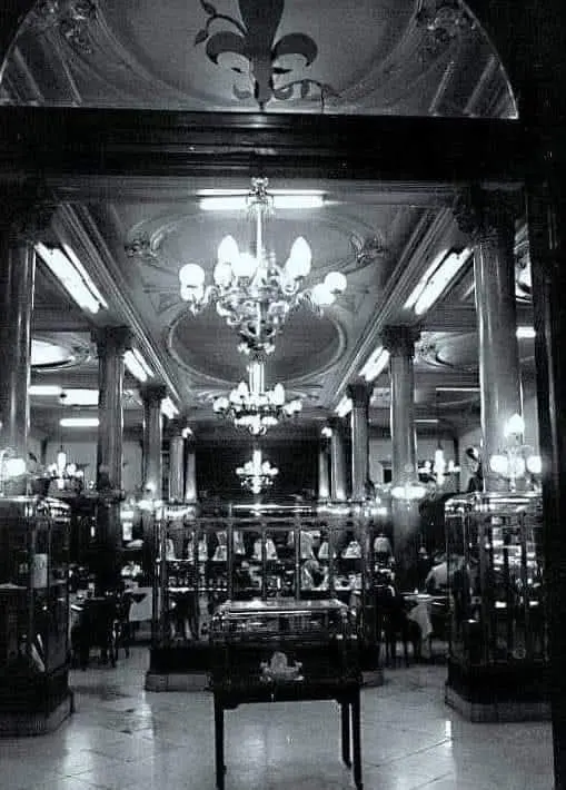 Vista nocturna de Confiteria Ideal