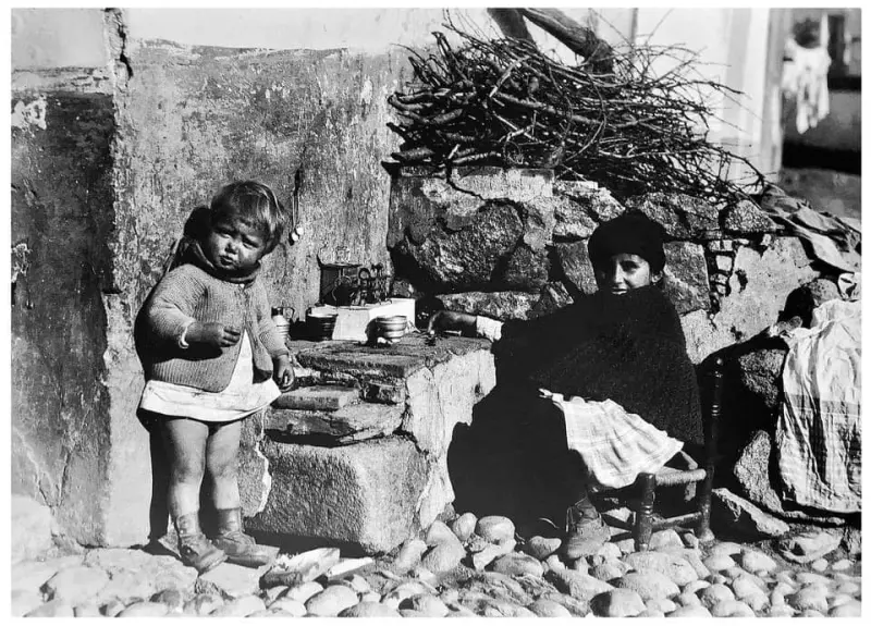 Dos niños jugando delante de una casa