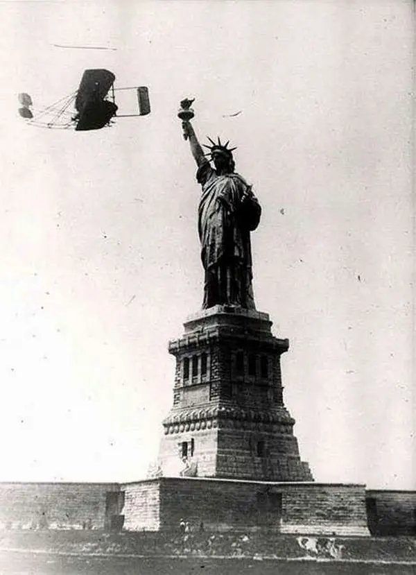 Wilbur Wright flies around the Statue of Liberty