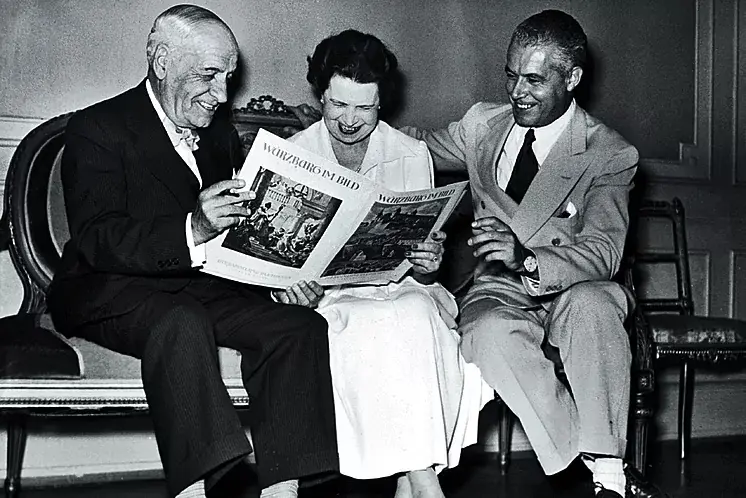 José Ortega y Gasset, con su mujer y su hijo Miguel