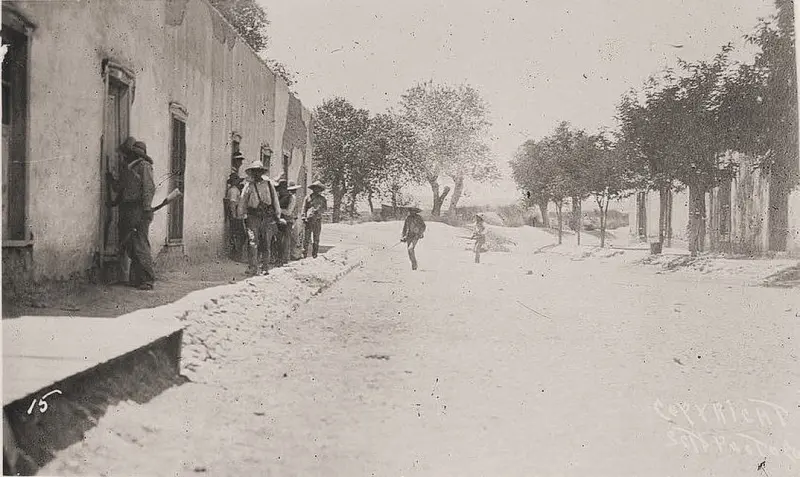 Revolucionarios cursando la avenida Juárez 