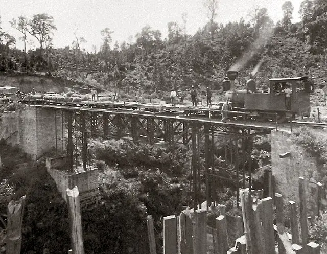 El ferrocarril sobre el valle industrial
