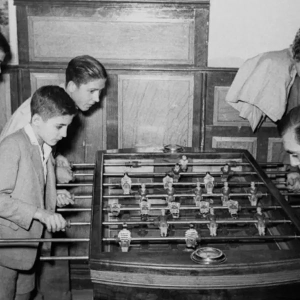 Jugando al futbolín.