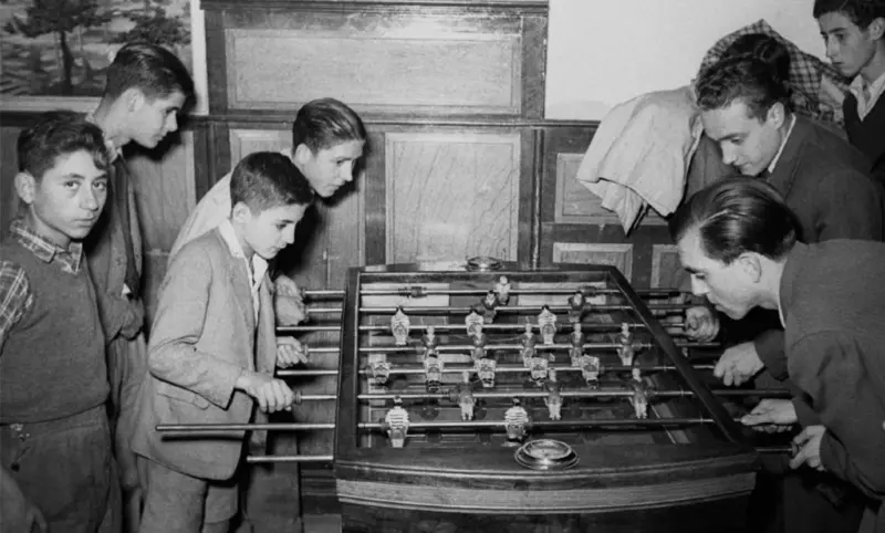 Jugando al futbolín.