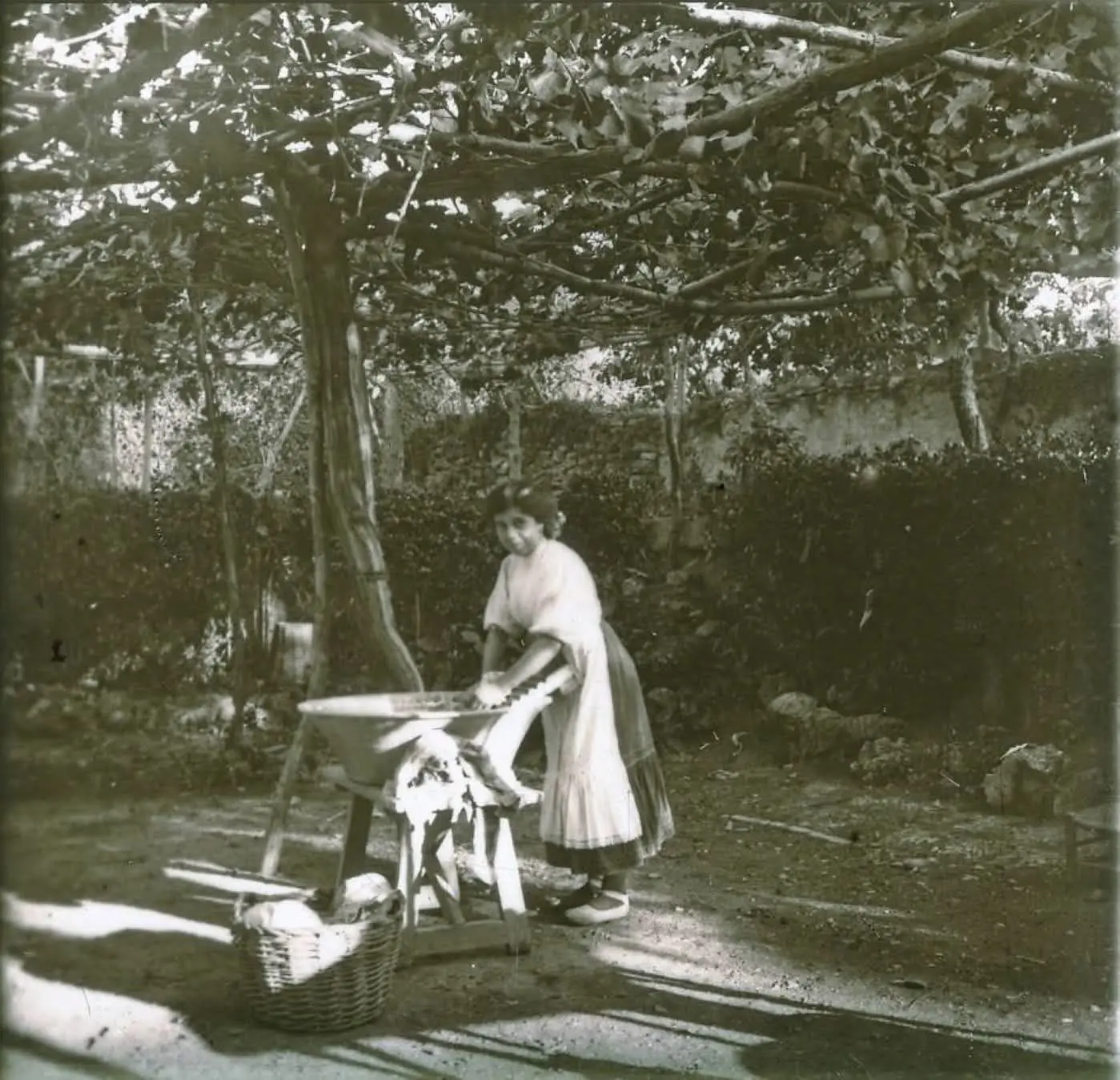 Llavant la roba en un llibrell.