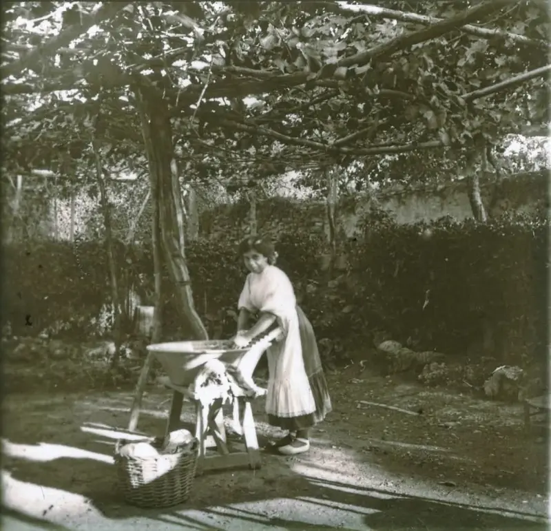 Llavant la roba en un llibrell.